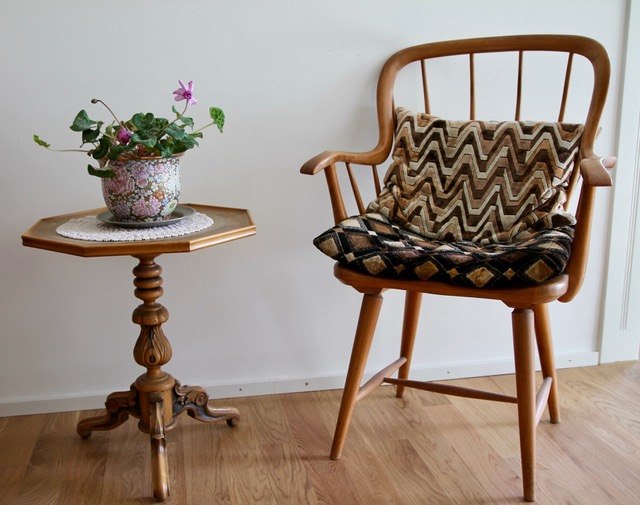 Stuhl und Tisch mit Blumentopf