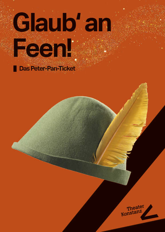 Postkarte mit Text: "Glaub' an Feen! Das Peter-Pan-Ticket". Zu sehen ist ein Filzhut mit Feder in der Krempe, Feenstaub hinter dem Text und unten das Logo des Theater Konstanz.