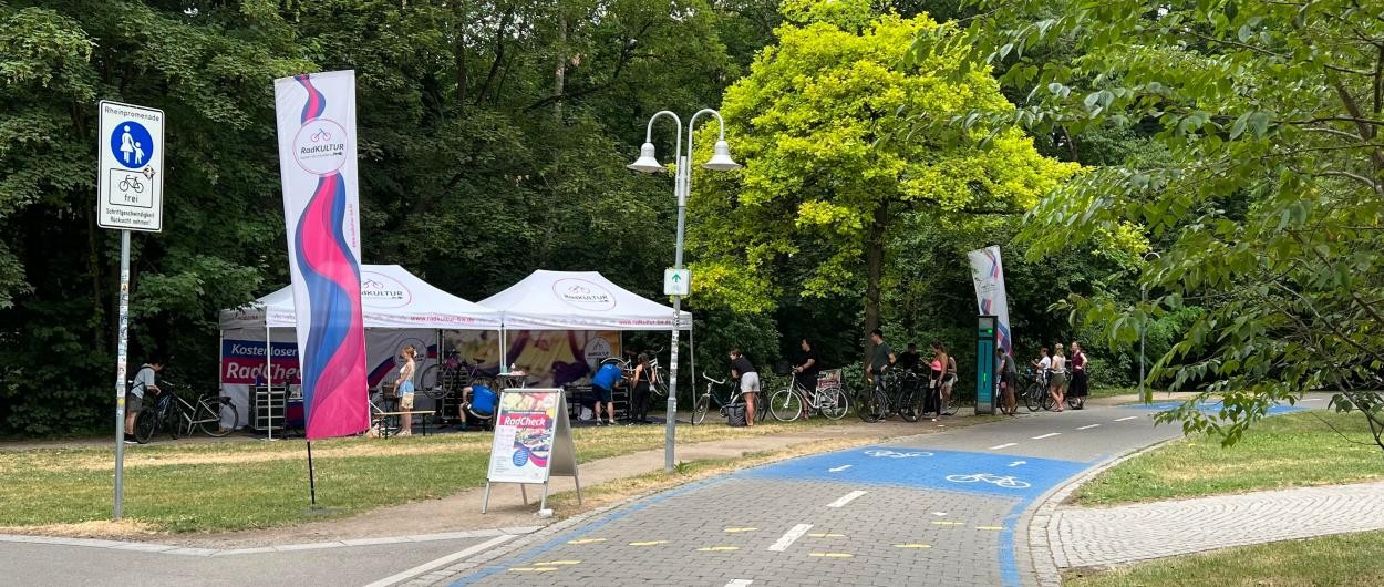 Pavillons neben einer Fahrradstraße