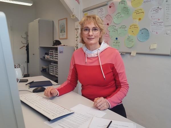 Frau an einem PC-Arbeitsplatz