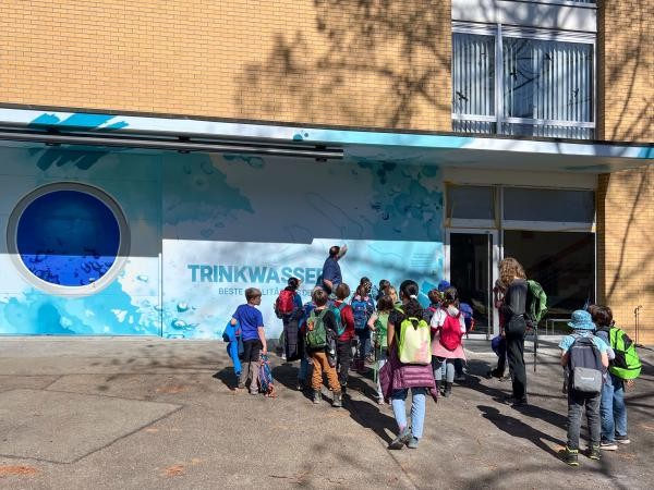 Eine Gruppe Kinder steht vor einem Gebäude.
