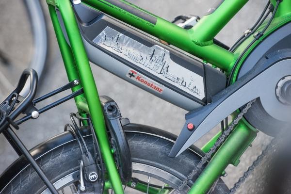 Detailaufnahme Fahrradrahmen, Konstanz Aufkleber auf E-Bike-Akku