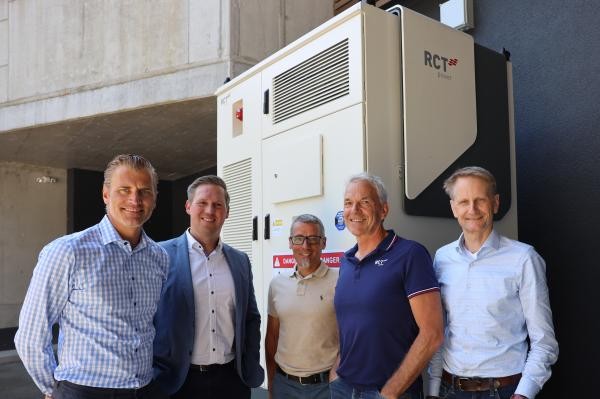 Vertreter des Unternehmens RCT Power GmbH und der Bädergesellschaft Konstanz vor dem Photovoltaik-Batteriespeicher.