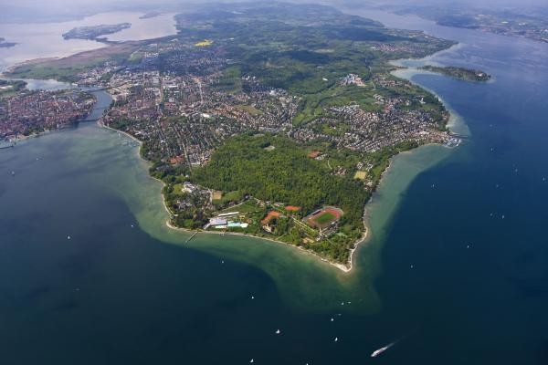 Eine Luftaufnahme von Konstanz mit Strandbad Horn im Vordergrund. 
