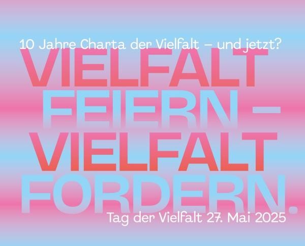 Buntes Veranstaltungsplakat mit Farbverlauf in Rosa, Blau und Violett. In großen Buchstaben steht: „VIELFALT FEIERN – VIELFALT FORDERN.“ Darüber: „10 Jahre Charta der Vielfalt – und jetzt?“ Unten: „Tag der Vielfalt 27. Mai 2025“