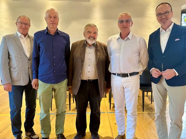 Architekt Johannes Hartwich (Mitte) wurde verabschiedet, ihm folgt Historiker Daniel Groß (rechts davon). Oberbürgermeister Uli Burchardt (rechts) als Vorsitzender sowie die beiden Vorstände Hans-Joachim Lehmann (links) und Hartmut Rohloff (Zweiter von links) dankten ihnen. 