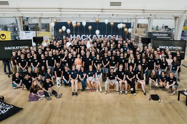 eine große Gruppe mit Luftballons von oben fotografiert