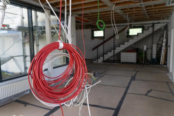 Ein aufgewickeltes rotes Kabel hängt von einer Decke