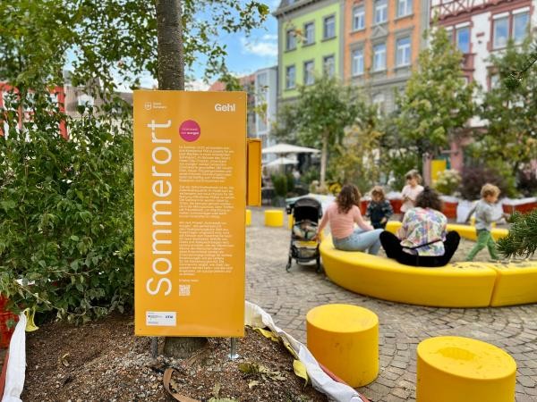 neue Pflanzkübel mit Bäumen sorgen für mehr Aufenthaltsqualität. Sitzgelegenheiten und Sandkasten laden zum Verweilen ein.