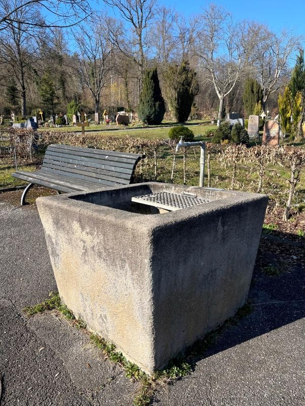 Steinerner Brunnen im Außenbereich