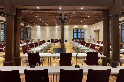 Das Foto zeigt den holzgetäfelten und bestuhlten Ratssaal im Konstanzer Rathaus.