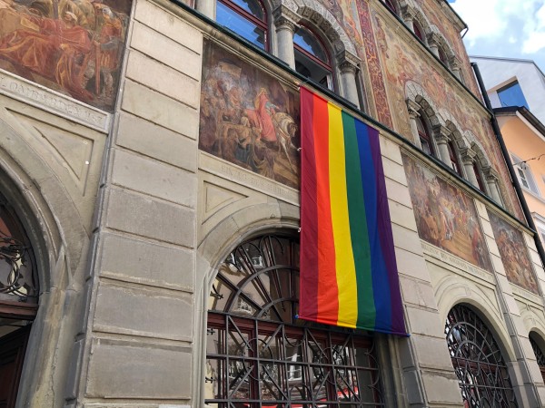Regenbogenfahne an Rathausfassade