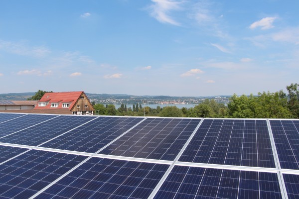 Das Bild zeigt eine PV-Anlage in Konstanz