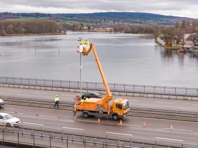 Luftbild auf die Europabrücke auf der ein Kranwagen an der Beleuchtung ausgerichtet ist
