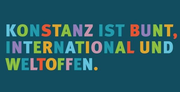 Text in bunten Buchstaben auf blauem Grund "KONSTANZ IST BUNT; INTERNATIONAL UND WELTOFFEN:"
