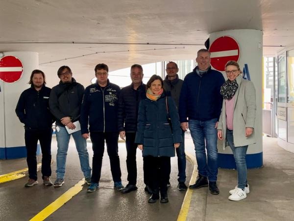 Das Foto zeigt eine Reihe von Menschen in einer Tiefgarage.