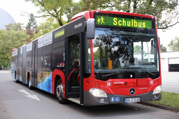Ein roter Bus mit der Anzeige Schulbus