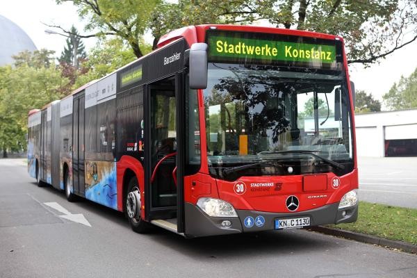 Ein roter Bus