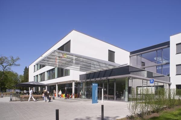 Eingang zu einem Klinikum