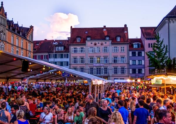 Fest auf einem Platz mit vielen Menschen; Abendstimmung