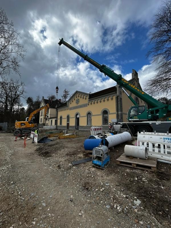 Eine Baustelle vor einem älteren Gebäude