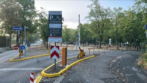 Die Einfahrt eines leeren Parkplatzes.