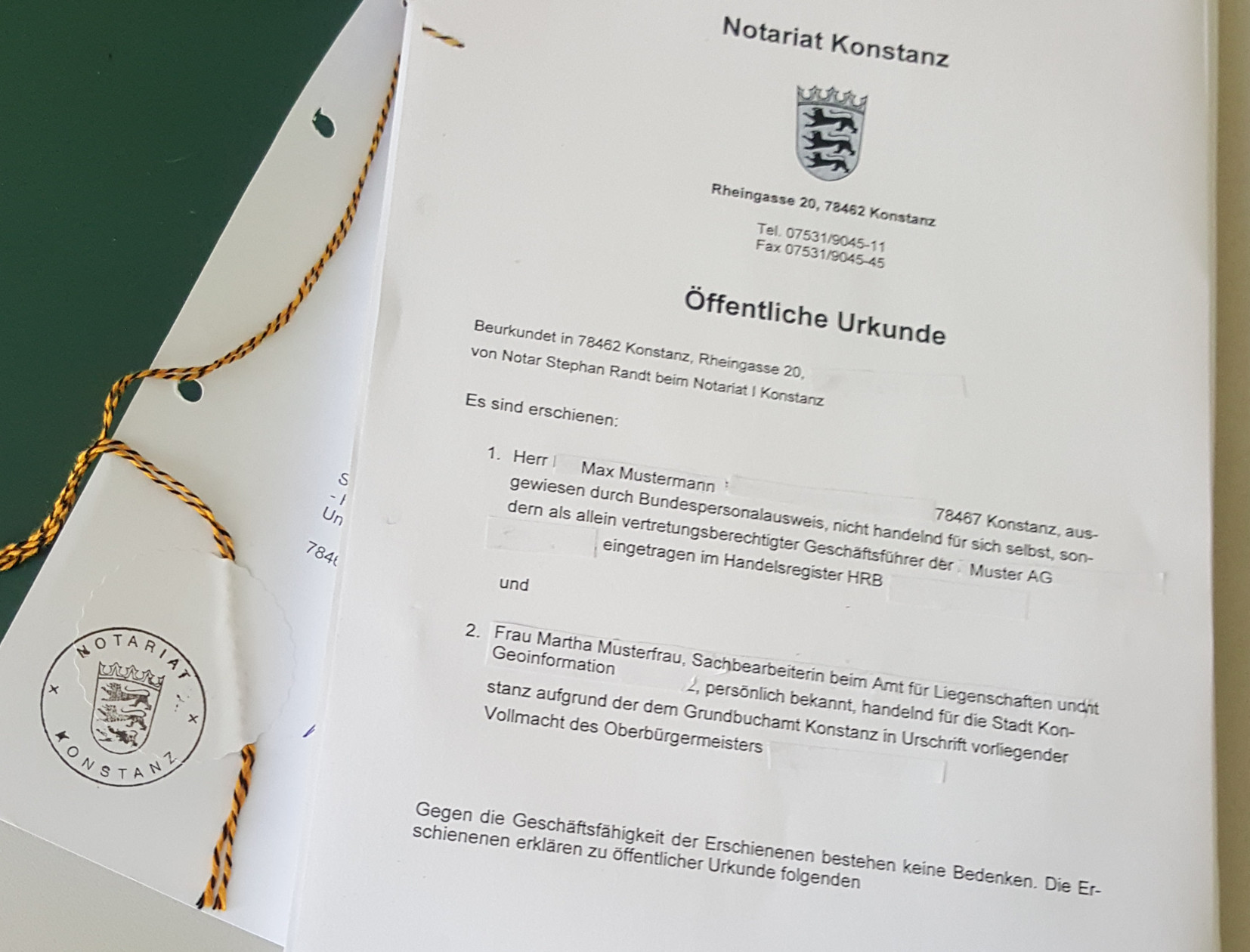 Muster der ersten Seite einer Kaufvertragsurkunde, die Angaben zu Personen wurden gelöscht.