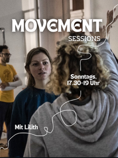 Zwei Frauen eine von vorne eine von hinten, sie schauen sich an und tanzen dabeii