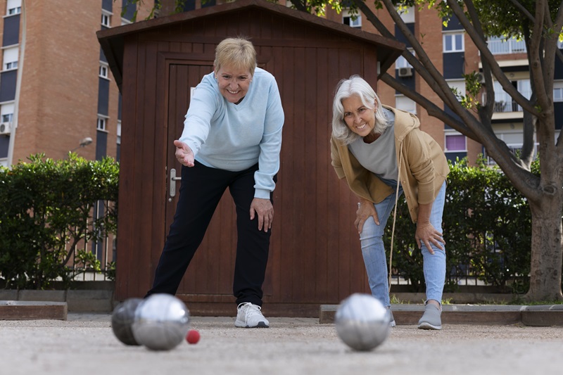Bild von zwei Frauen beim Boule spielen
