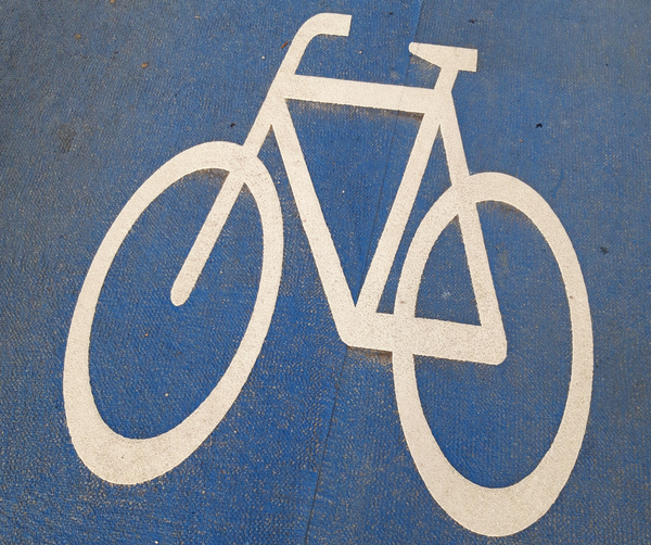Markierung eines weißen Fahrrad-Piktogramms auf blauem Grund