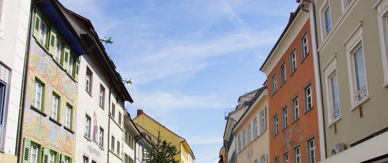 Straßenflucht mit Häuserzeilen links und rechts