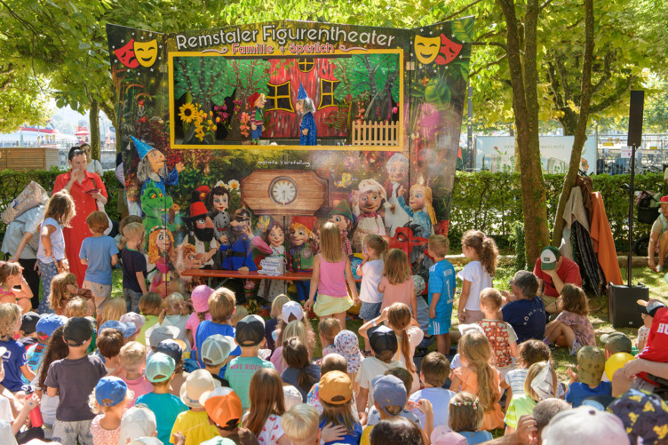 Kinder in der Menge von hinten