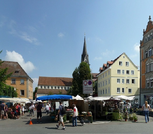 Marktstände auf einem mit Häusern umstellten Platz