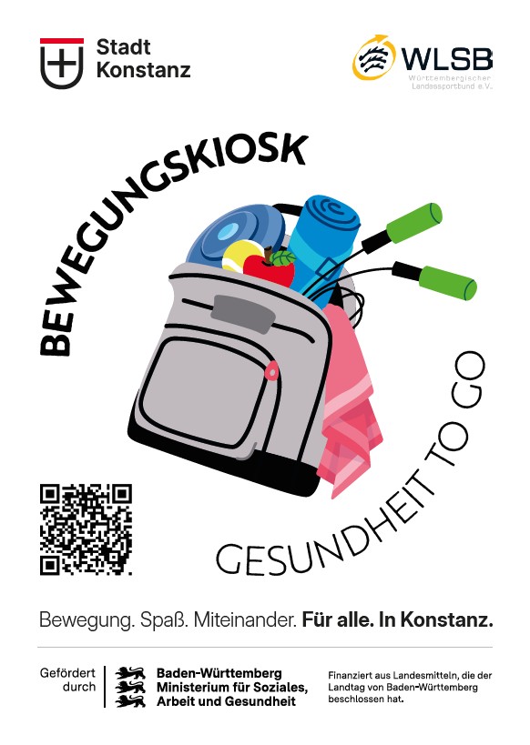 Bewegungskiosk Flyer mit einer Illustration von einem grauen Rucksack. In diesem befinden sich verschiedene Sportartikel, wie z.B. ein Handtuch, eine Matte, ein Springseil und Gewichte. drumherum ist Text und ein QR-Code ist links unten.