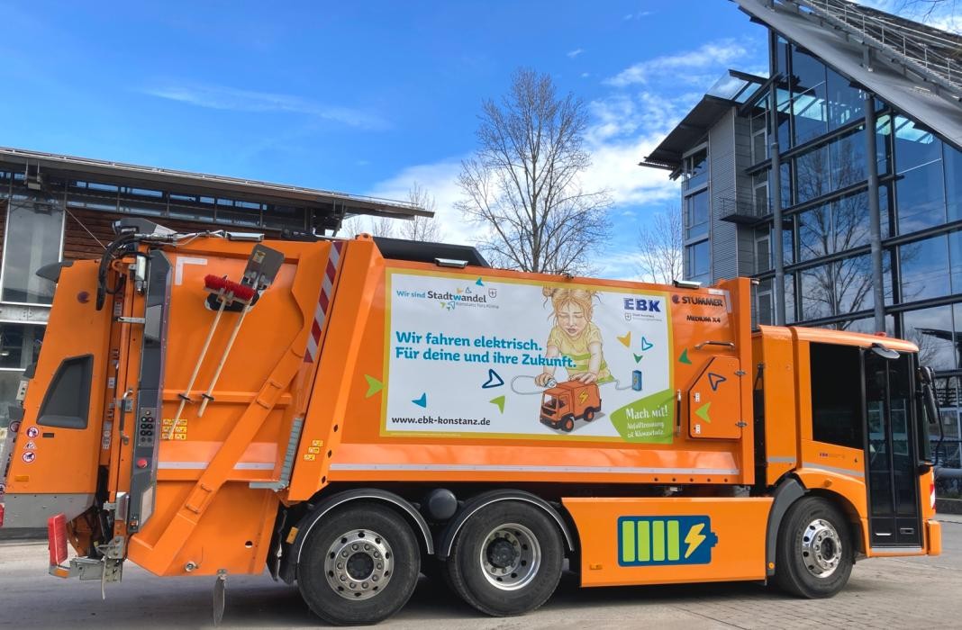 Müllfahrzeug mit Beschriftung im Stadtwandel-Design.