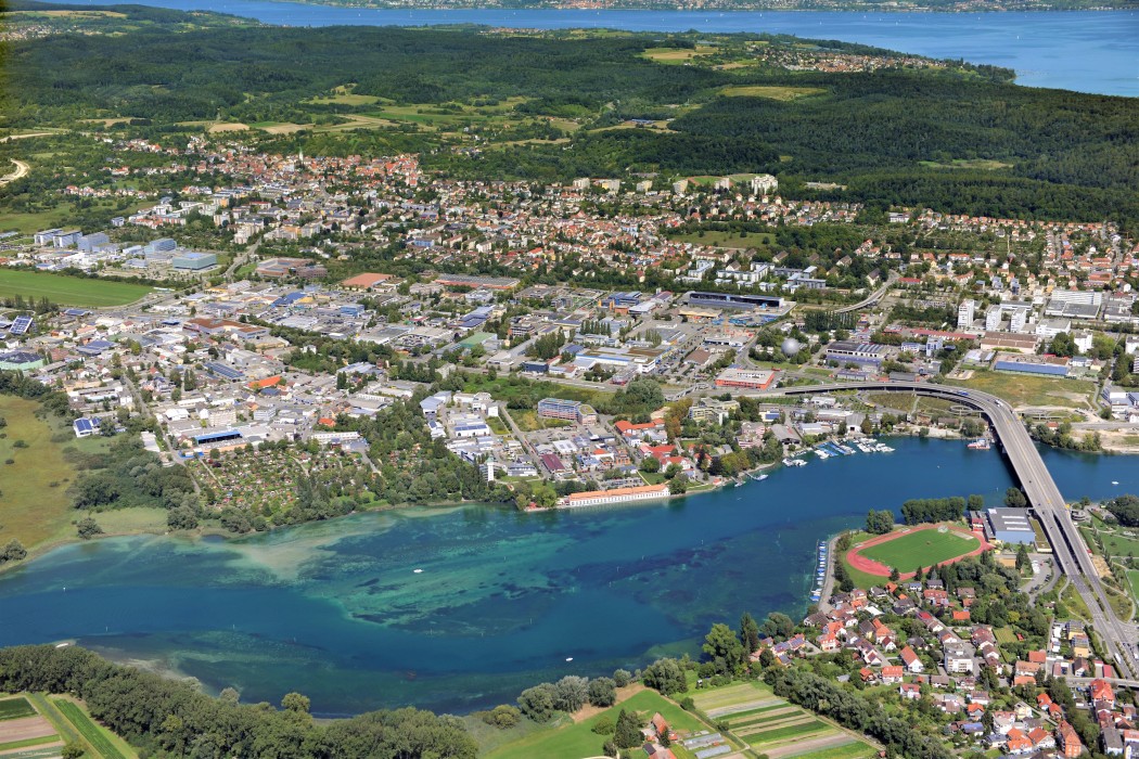 Luftbild mit Blick auf den Rhein und das Konstanzer Industriegebiet