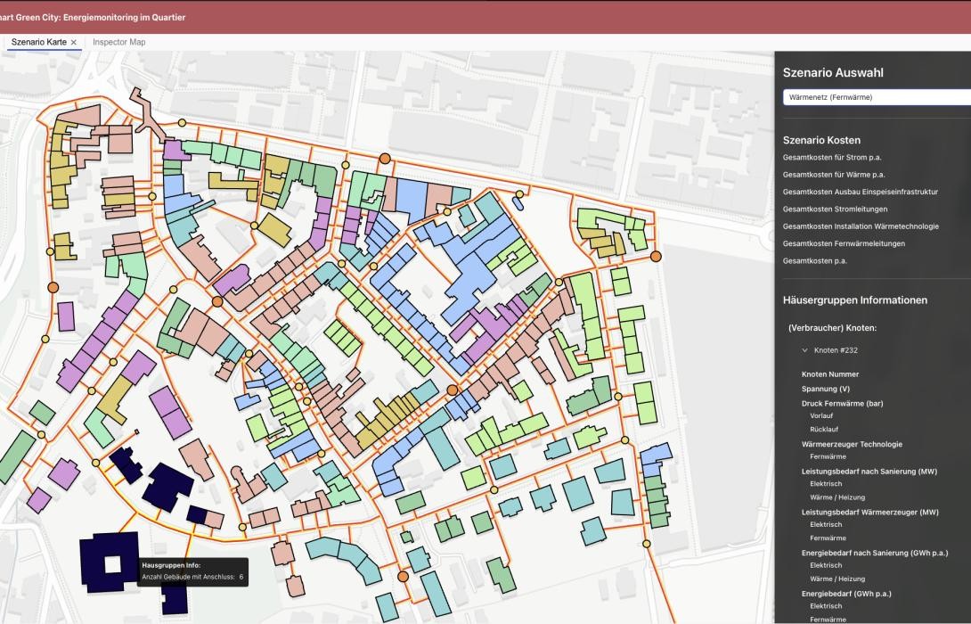 Bildschirmansicht einer interaktiven Karte des Szenarieneditors. Farbige Gebäude und orange Lei-tungswege zeigen ein geplantes Fernwärmenetz; rechts befindet sich ein dunkles Info Panel mit Dropdown „Szenario Auswahl“ sowie Kostenübersicht und technischen Details zu ausgewählten Knoten (z. B. Spannung, Druck, Wärmebedarf).