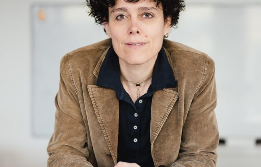 Porträt einer Frau mit kurzen dunklen Locken