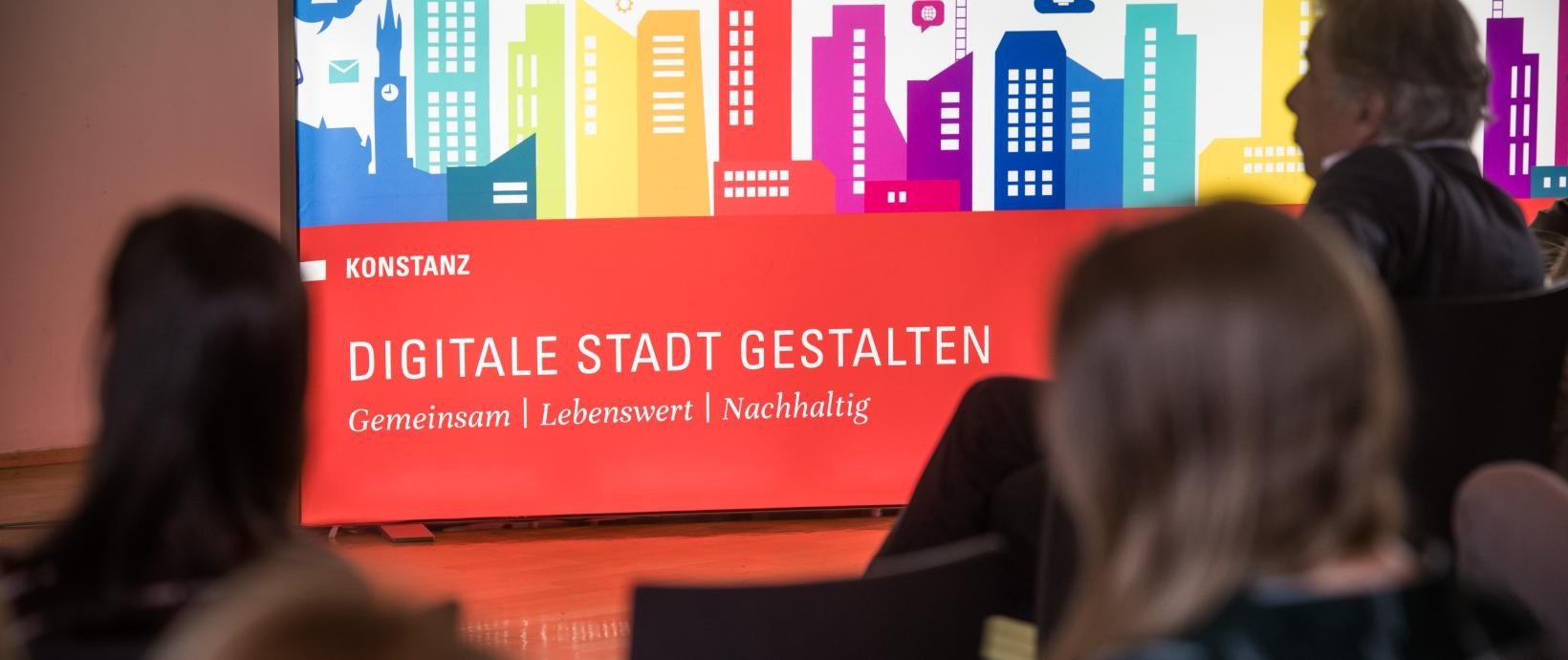 Digitale Stadt gestalten Plakat mit Zuhörern im Vordergrund