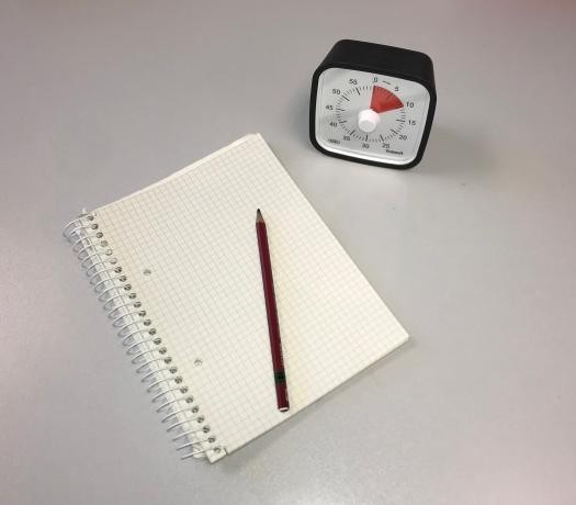 Notizblock, Stift und Uhr