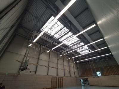 Deckenbeleuchtung in Sporthalle