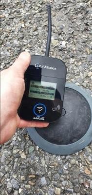 Ein Feldstärkemessgerät wird an einen Parksensor gehalten