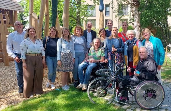 Gruppe Menschen auf einem Spielplatz