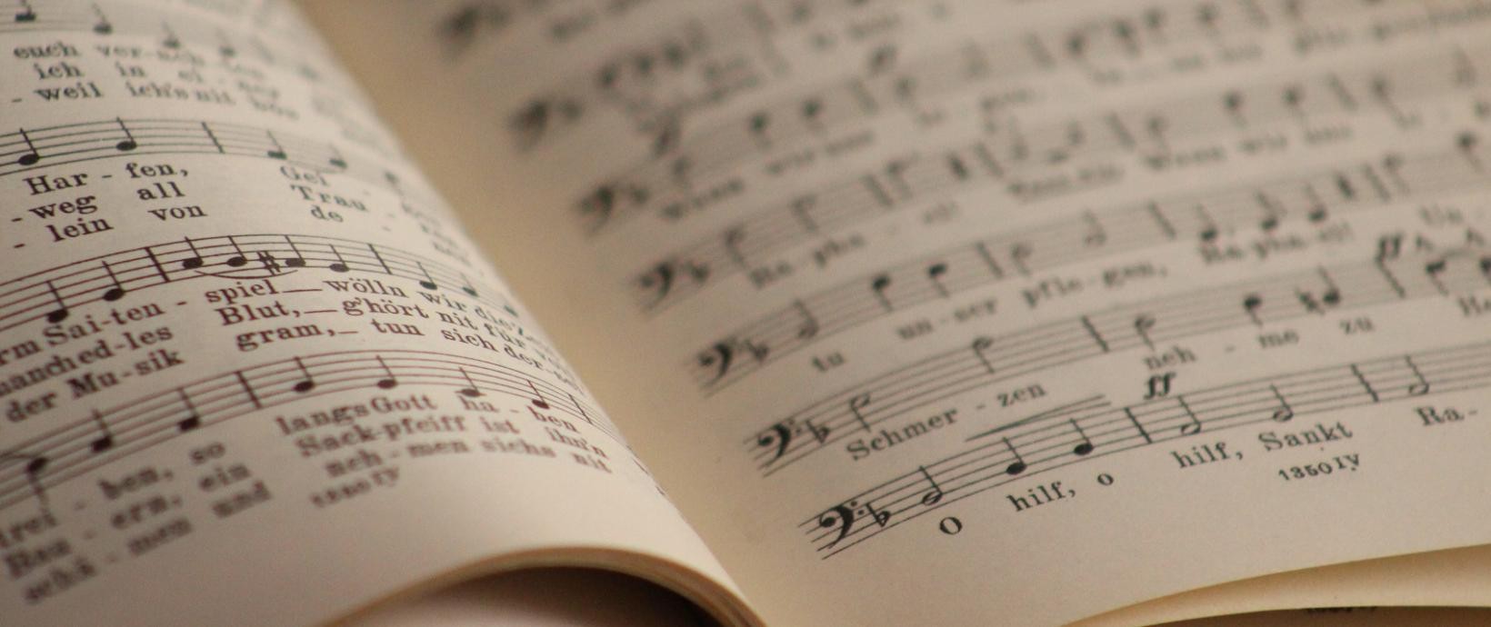 Hausfassade mit Fenstern