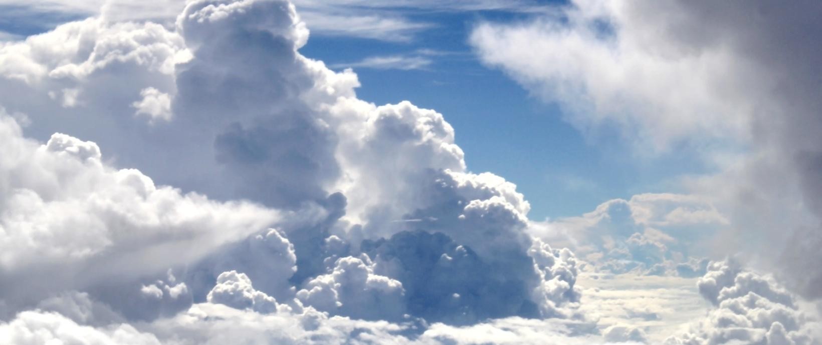 Hausfassade mit Fenstern