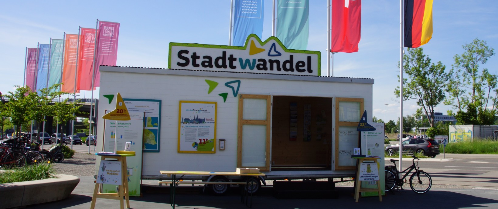 Das Stadtwandel-Mobil vor Flaggen des Bodenseeforums