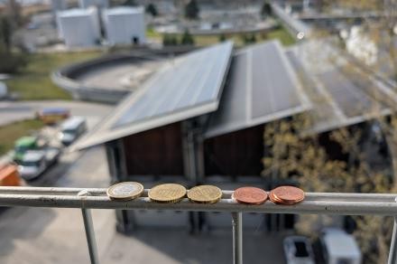 Münzen vor Kläranlage