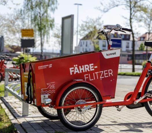 Rotes Lastenrad mit der Aufschrift "Fähre-Flitzer"