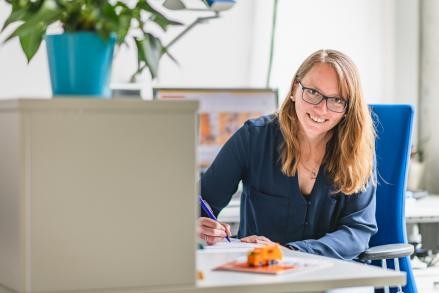 Frau am Schreibtisch