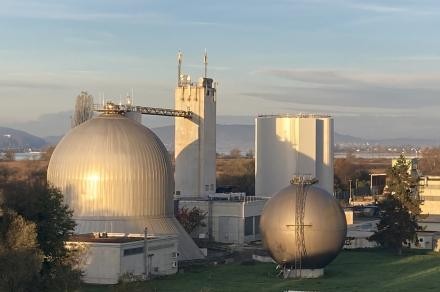Blick auf die Konstanzer Klärschlammfaulung mit altem und neuem Faulturm. Blick auf die Konstanzer Klärschlammfaulung mit altem und neuem Faulturm.